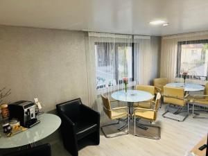 a waiting room with two tables and chairs at Carla Maria S Hause in Gammertingen