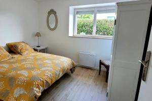 a bedroom with a bed and a window at 2 pièces avec terrasse in Malestroit