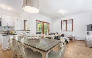 Køkken eller tekøkken på Beautiful Home In Gostinjac With Wifi