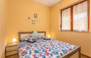 En eller flere senge i et værelse på Beautiful Home In Gostinjac With Wifi