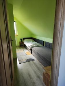 Posteľ alebo postele v izbe v ubytovaní Domek POD GOLCOWEM