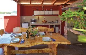 Kuchyň nebo kuchyňský kout v ubytování Holiday Home Jezera With Sea View I