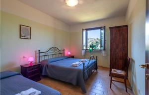 Un dormitorio con dos camas y una ventana y una silla. en Valguerriera 4 - Casale, en Apecchio