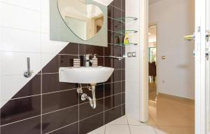 Kúpeľňa v ubytovaní Three-Bedroom Apartment In Rogoznica