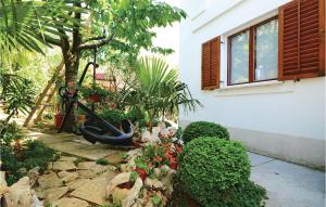 Zahrada ubytování Gorgeous Apartment In Rabac With Wifi
