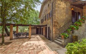 eine Außenterrasse mit einem Backsteingebäude und einem Tisch in der Unterkunft Stunning Home In Soriano Nel Cimino in Soriano nel Cimino