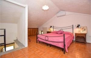 ein Schlafzimmer mit einem rosa Bett in einem Zimmer in der Unterkunft Stunning Home In Soriano Nel Cimino in Soriano nel Cimino