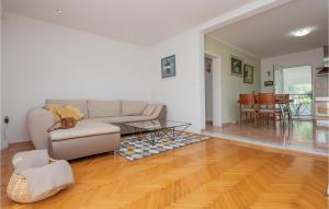 Posezení v ubytování Three-Bedroom Holiday Home In Vinjani Donji