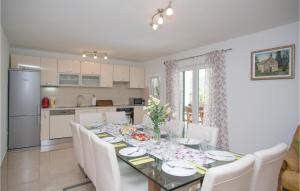 a kitchen and dining room with a table and chairs at Pet Friendly Home In Zagvozd With Wifi in Zagvozd