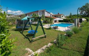 Bazén v ubytovaní Three-Bedroom Holiday Home In Buje alebo v jeho blízkosti