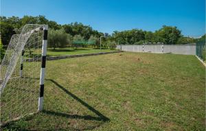 Vonkajšia záhrada v ubytovaní Three-Bedroom Holiday Home In Buje