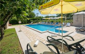 Bazén v ubytovaní Three-Bedroom Holiday Home In Buje alebo v jeho blízkosti