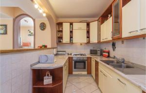 Kuchyňa alebo kuchynka v ubytovaní Three-Bedroom Holiday Home In Buje