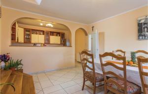 Posedenie v ubytovaní Three-Bedroom Holiday Home In Buje