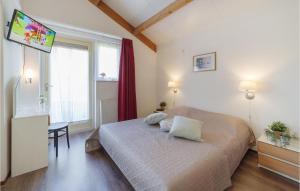 a bedroom with a bed and a window at Oesterbaai 8E2 in Wemeldinge
