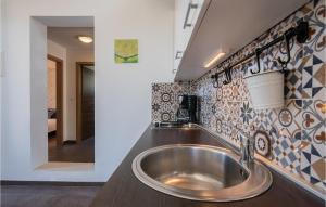 Kuchyň nebo kuchyňský kout v ubytování Cozy Apartment In Porozina With Wifi