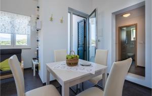 Fotografie z fotogalerie ubytování Cozy Apartment In Porozina With Wifi v destinaci Porozina
