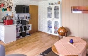 Η κουζίνα ή μικρή κουζίνα στο 2 Bedroom Stunning Home In Ummanz