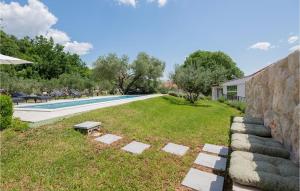 Bazén v ubytovaní Three-Bedroom Holiday Home In Vinjani Donji alebo v jeho blízkosti