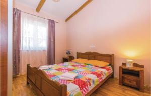 Łóżko lub łóżka w pokoju w obiekcie 3 Bedroom Amazing Home In Sikici