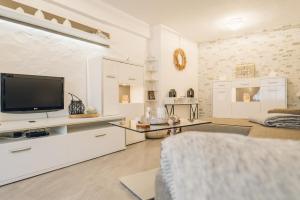 a living room with a tv and a couch at Elas Ferienhaus in Schleiden