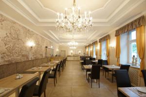 A seating area at Hotel Unter den Linden