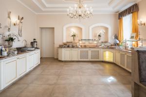 A kitchen or kitchenette at Hotel Unter den Linden