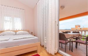 Posteľ alebo postele v izbe v ubytovaní Apartment Vodice With Sea View 11