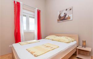 Posteľ alebo postele v izbe v ubytovaní Apartment Vodice With Sea View 11