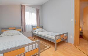 Posteľ alebo postele v izbe v ubytovaní Apartment Vodice With Sea View 11