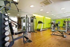 een fitnessruimte met verschillende loopbanden in een kamer bij Pliadon Gi Mountain Resort & Spa in Kato Trikala Korinthias