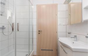 Ein Badezimmer in der Unterkunft Amazing Studio In Biograd With Wifi