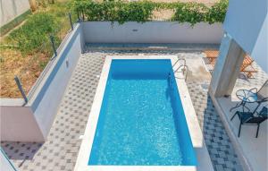 widok na basen w domu w obiekcie Amazing Studio In Biograd With Wifi w Biogradzie na Moru