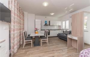 eine Küche und ein Wohnzimmer mit Tisch und Stühlen in der Unterkunft Amazing Studio In Biograd With Wifi in Biograd na Moru