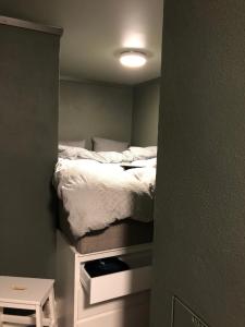 une petite pièce avec un lit et une table dans l'établissement Studio above Bryggen with local charm, à Bergen