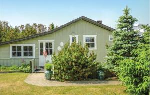 Zahrada ubytování Three-Bedroom Holiday Home In Saby