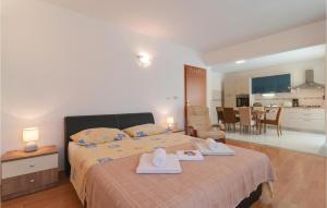 Postel nebo postele na pokoji v ubytování Three-Bedroom Holiday Home In Kastel Stari