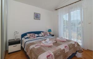 Postel nebo postele na pokoji v ubytování Three-Bedroom Holiday Home In Kastel Stari
