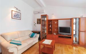 TV a/nebo společenská místnost v ubytování Three-Bedroom Holiday Home In Kastel Stari