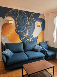 een woonkamer met een bank en een schilderij aan de muur bij View sur la Seine in Parijs