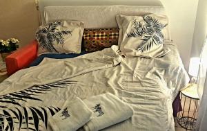 - un lit avec des draps et des oreillers blancs dans l'établissement Studio cosy Bassens 33530, à Bassens