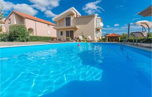 Bazén v ubytovaní Four-Bedroom Holiday Home In Pristeg alebo v jeho blízkosti