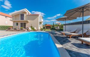 Bazén v ubytovaní Four-Bedroom Holiday Home In Pristeg alebo v jeho blízkosti