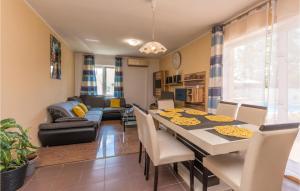 Posedenie v ubytovaní Four-Bedroom Holiday Home In Pristeg