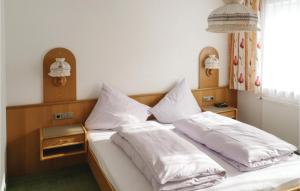 Un dormitorio con dos camas con almohadas blancas. en Ferienwohnung Mit Panoramab, en Ischgl