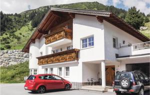 un coche rojo estacionado frente a una casa en Ferienwohnung Mit Panoramab, en Ischgl