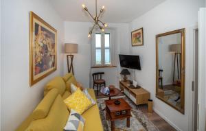 Televisyen dan/atau pusat hiburan di 2 Bedroom Awesome Apartment In Blace