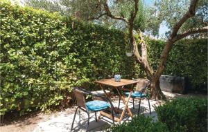 Zahrada ubytování Three-Bedroom Holiday Home In Kastel Stari