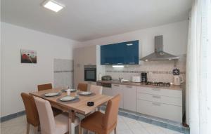 Kuchyň nebo kuchyňský kout v ubytování Three-Bedroom Holiday Home In Kastel Stari