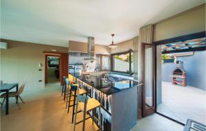 コスタ・パラディーゾにあるBeautiful Home In Trinitadagultu Otのキッチン(椅子とテーブルのあるバー付) +21枚の写真